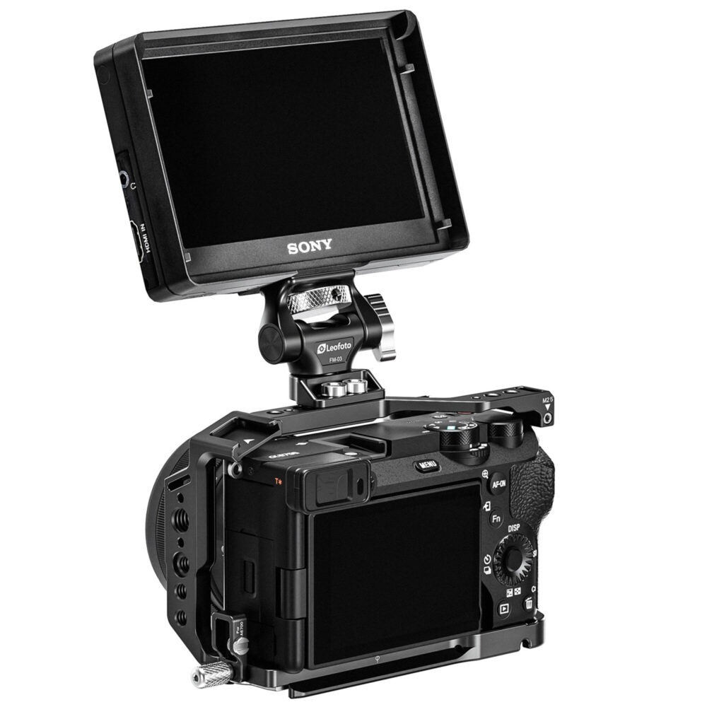Leofoto FM-03 monitorhouder gemonteerd tussen camera cage en externe monitor als flexibele videomonitorsteun.