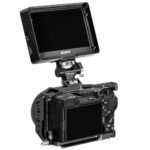 Leofoto FM-03 monitorhouder gemonteerd tussen camera cage en externe monitor als flexibele videomonitorsteun.