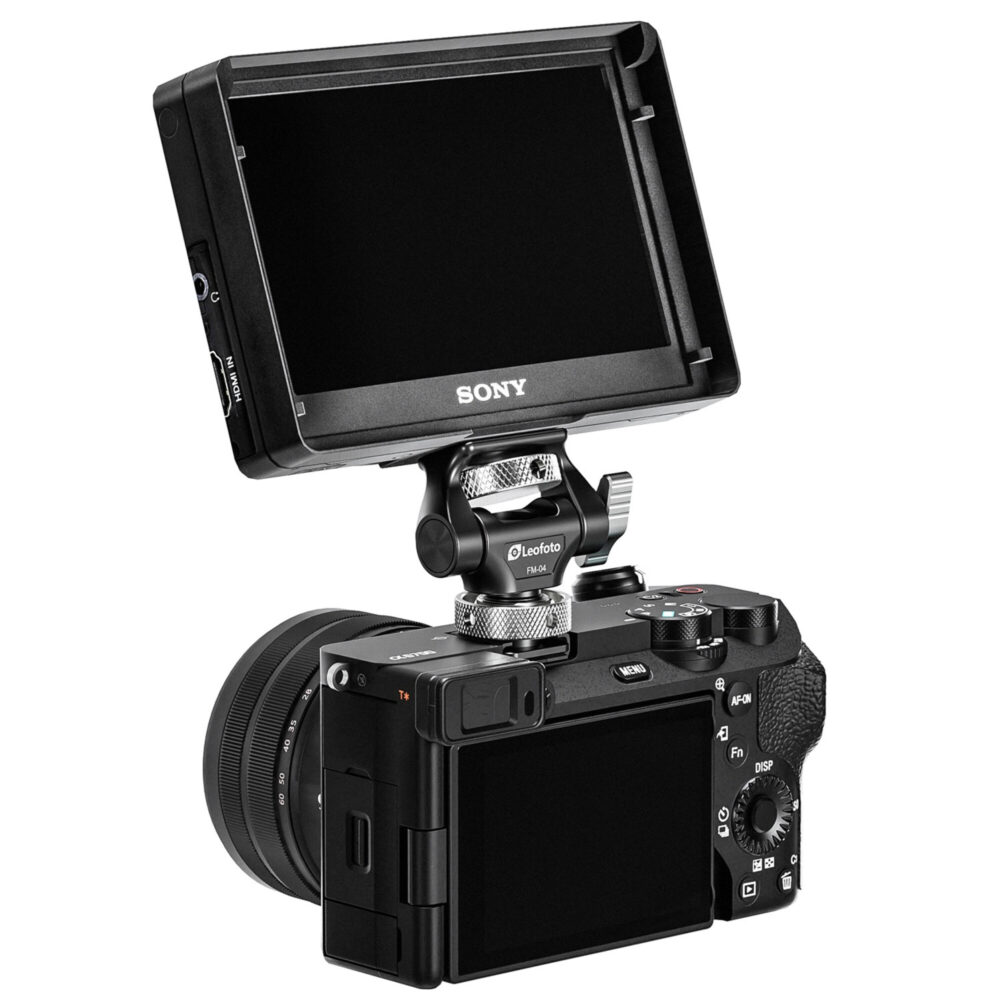 Leofoto FM-04 monitorhouder gemonteerd tussen camera en externe monitor via flitsschoen als compacte videomonitorsteun.