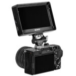Leofoto FM-04 monitorhouder gemonteerd tussen camera en externe monitor via flitsschoen als compacte videomonitorsteun.