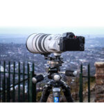 Leofoto FW-02PCL 4-weg kantelkop in gebruik met camera en telezoomlens op statief voor nauwkeurige panorama-opnamen.