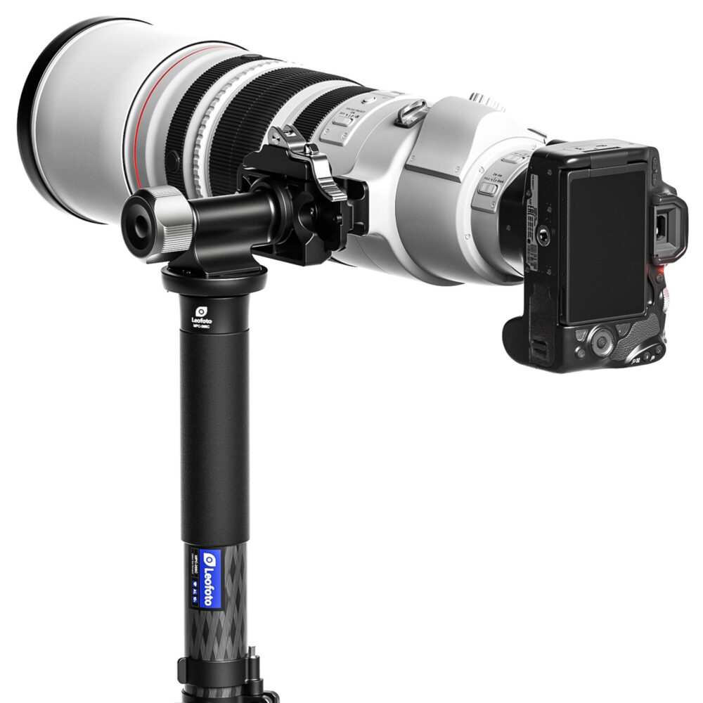 Leofoto MPG-01L 2-weg kantelkop op een eenbeenstatief met telelens en systeemcamera in schietpositie.