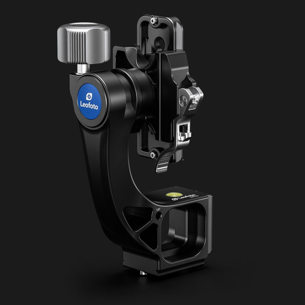 Leofoto MPG-02L 2-weg kantelkop zijaanzicht van verticale gimbal-arm gemonteerd onder een balhoofd.