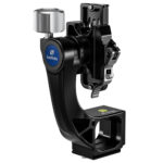 Leofoto MPG-02L 2-weg kantelkop schuin vooraanzicht van complete gimbal-uitbreiding op statiefkop.
