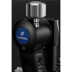 Leofoto-2-way-panheads-PG-2S-Gimbal-8 Leofoto PG-2S 2-weg kantelkop close-up van bovenkant met blauw Leofoto-logo en montagebout.