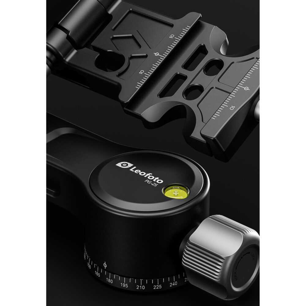 Leofoto PG-2S 2-weg kantelkop detailweergave van basis met geïntegreerde waterpas en panoramaskala.