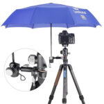 Leofoto UC-01 klem parapluhouder in gebruik op statief met blauwe Leofoto-paraplu boven camera voor bescherming tegen weersinvloeden.