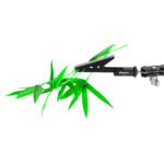 Leofoto MC-01 klem bevestigd aan arm en gebruikt om groene tak met bladeren vast te houden voor fotografie.