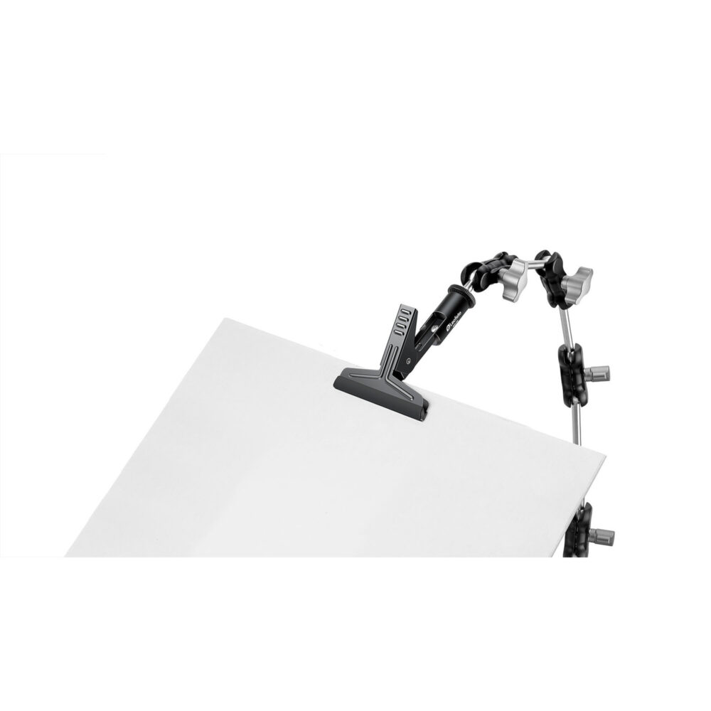 Leofoto MC-02 klem gebruikt aan magic arm om een wit reflectiescherm of achtergrondplaat vast te zetten.