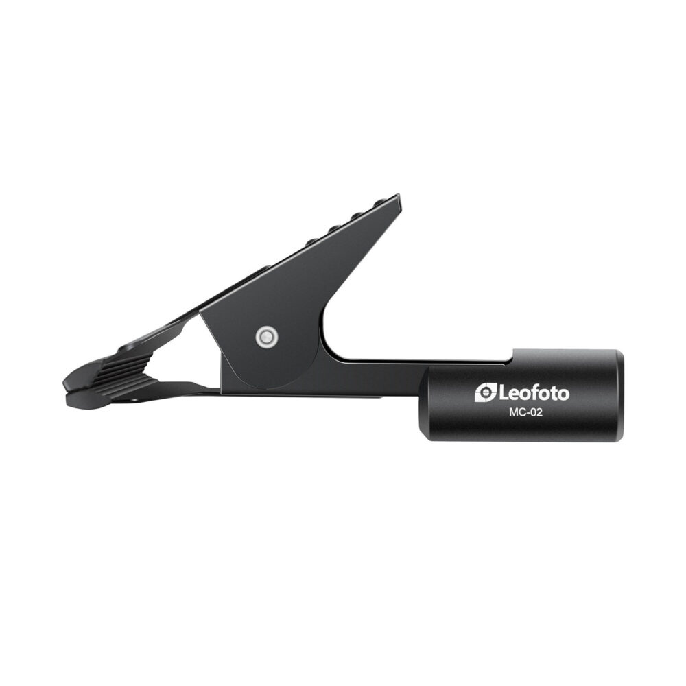 Leofoto MC-02 klem close-up zijaanzicht met gekartelde bek voor extra grip en cilindrische bevestigingsadapter.