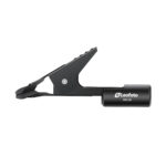 Leofoto MC-02 klem close-up zijaanzicht met gekartelde bek voor extra grip en cilindrische bevestigingsadapter.