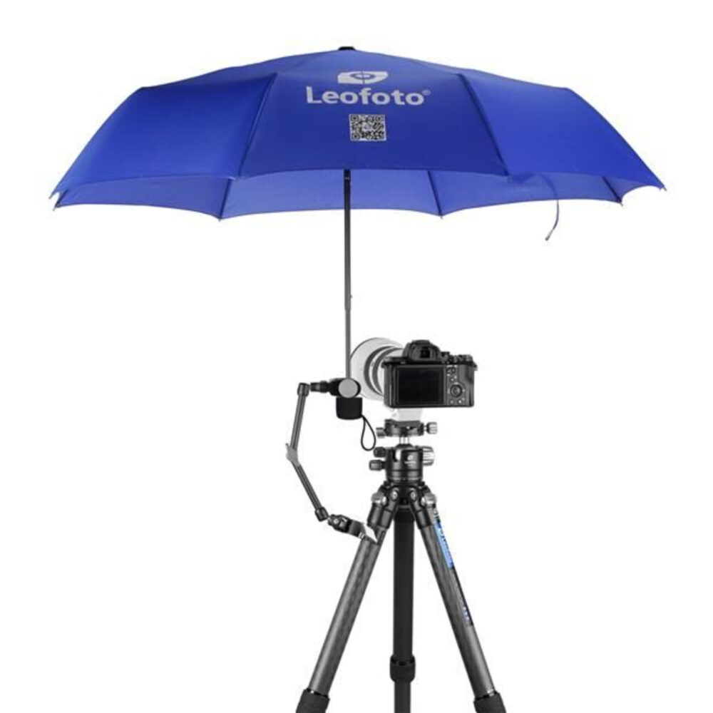 Leofoto UC-02 buisklem in gebruik op statief met gemonteerde magic arm en paraplu die camera tegen regen beschermt.