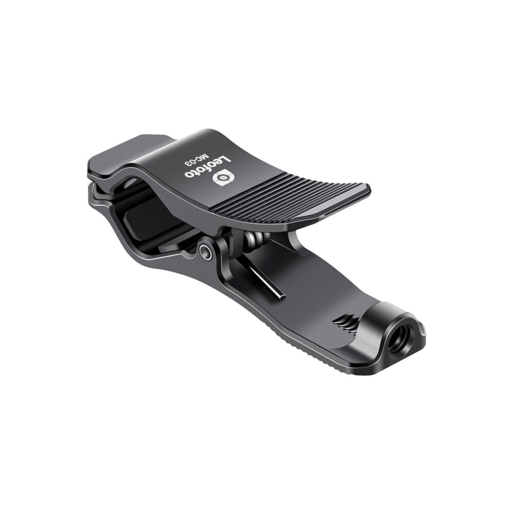 Leofoto MC-03 buisklem schuin vooraanzicht van multifunctionele klem uit zwart CNC-gefreesd aluminium.
