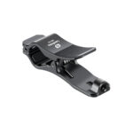 Leofoto MC-03 buisklem schuin vooraanzicht van multifunctionele klem uit zwart CNC-gefreesd aluminium.
