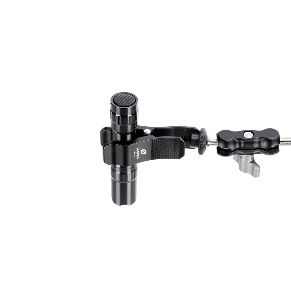 Leofoto MC-03 buisklem gemonteerd op buis met magic arm voor het bevestigen van foto-accessoires.