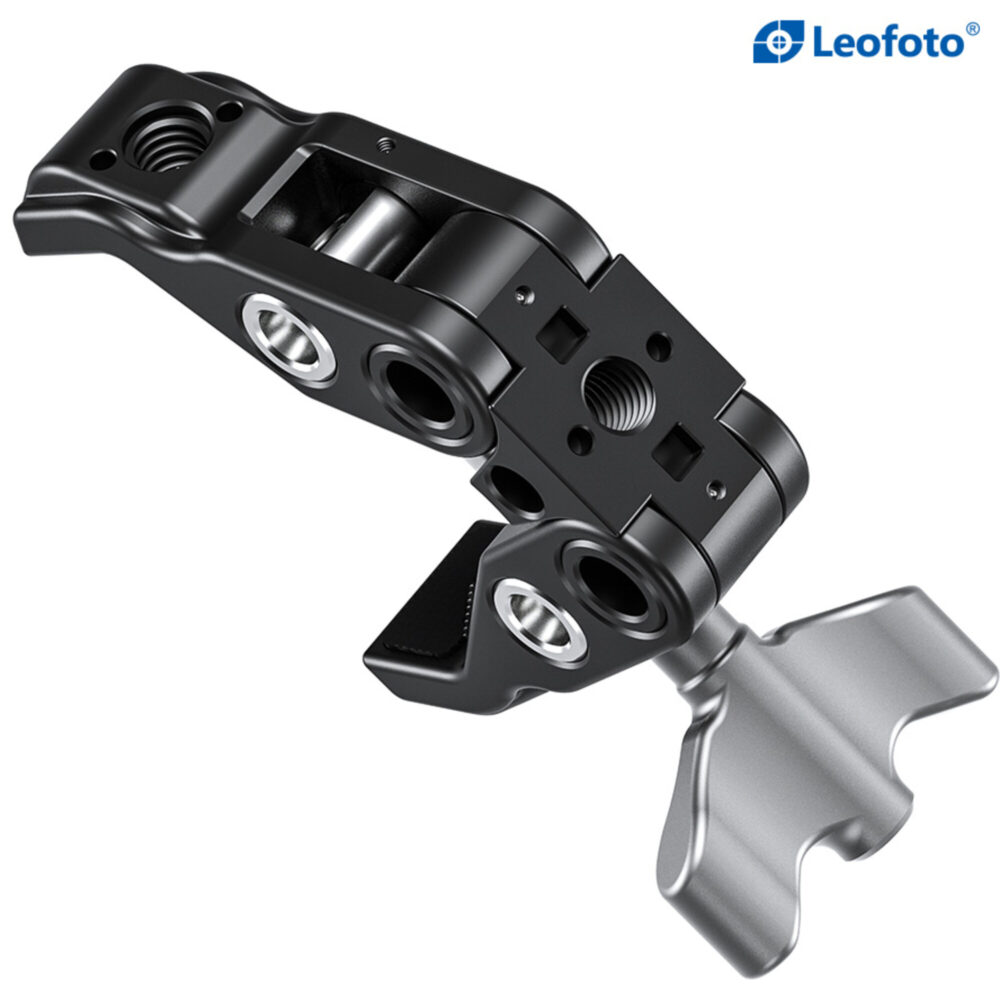 Leofoto MC-60 klem zijaanzicht met ver geopende bek en groeven voor stevige grip op buizen of randen.