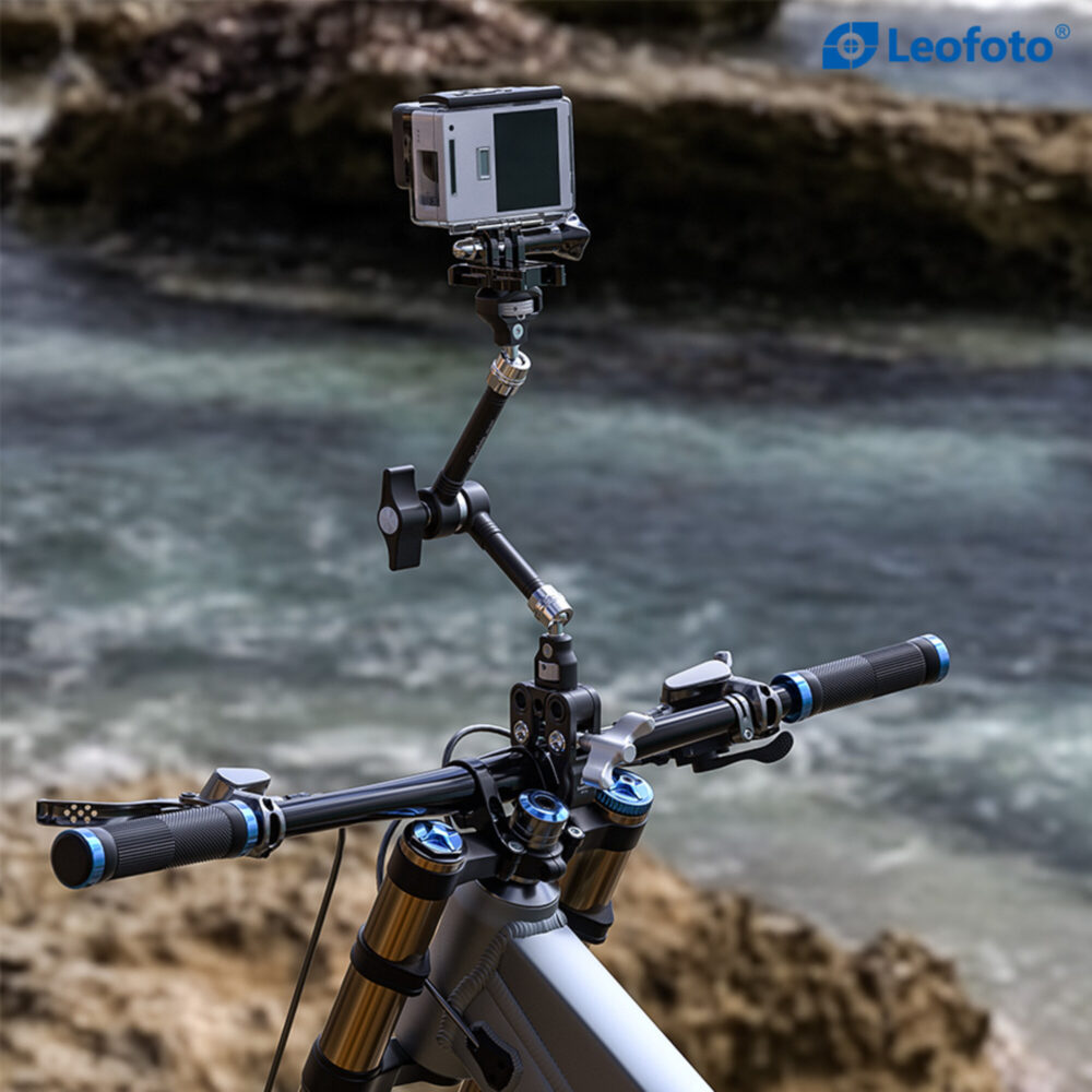 Leofoto MC-60 klem gemonteerd aan brugrand met magic arm en camera gericht op rivierlandschap.