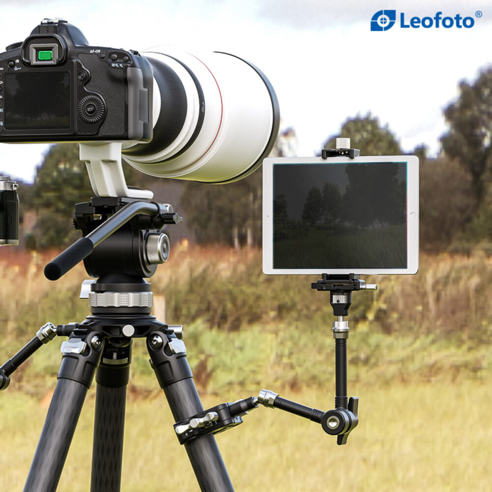 Leofoto MC-60 klem bevestigd aan statiefpoot met magic arm en veldmonitor als mobiele videorig.