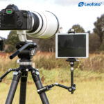 Leofoto MC-60 klem bevestigd aan statiefpoot met magic arm en veldmonitor als mobiele videorig.