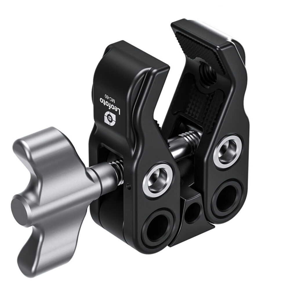 Leofoto MC-60 klem close-up van vrijwel gesloten travel clamp met zicht op drie 1/4-inch schroefgaten.