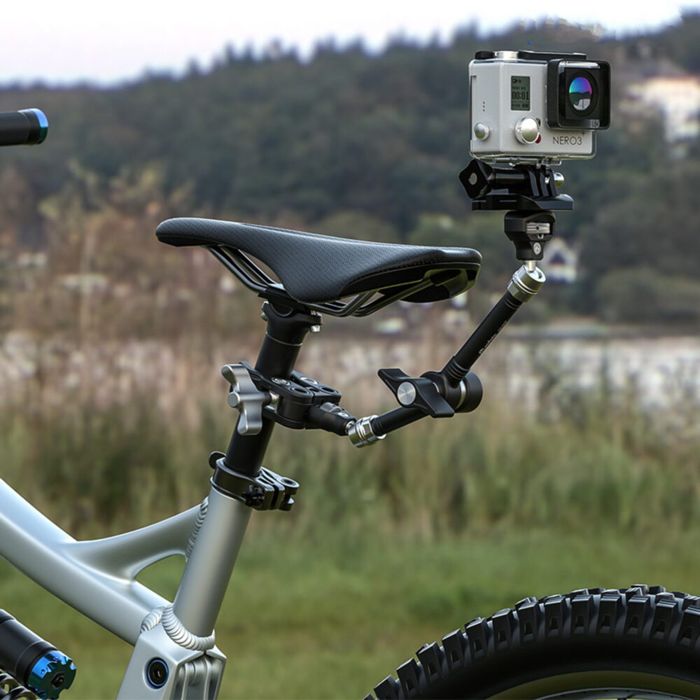 Leofoto MC-60 klem in gebruik op fietsstuur met magic arm en actioncam gericht op het landschap.