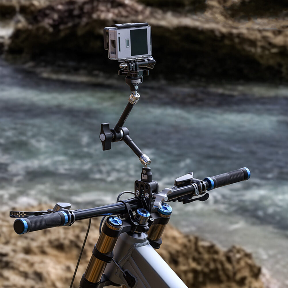 Leofoto MC-60 klem gemonteerd aan brugleuning met magic arm en camera boven stromend water.