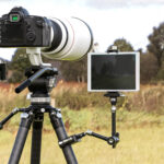 Leofoto MC-60 klem gebruikt op statiefpoot met twee magic arms waarop camera en monitor zijn bevestigd.