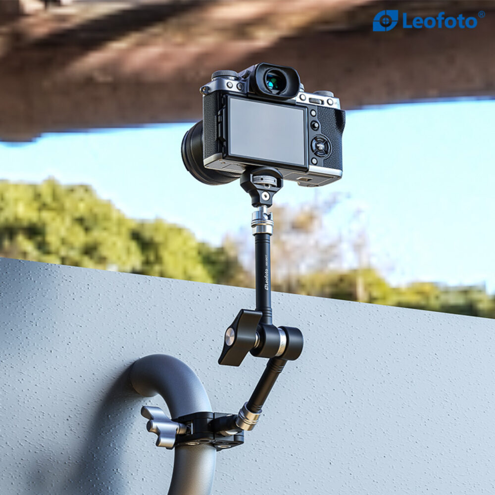 Leofoto MC-60 klem outdooropstelling op reling met magic arm en actioncam bij meer of rivier.