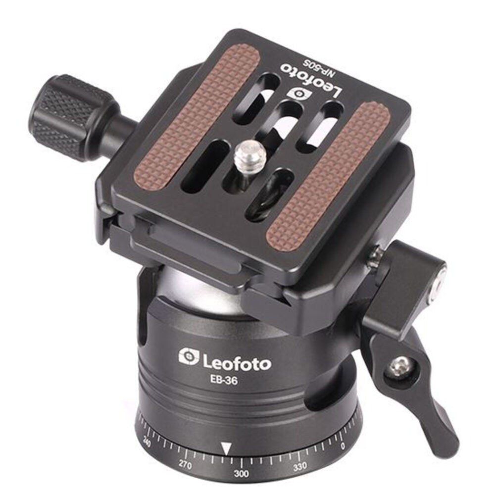 Leofoto EB-36 statiefkogelkop schuin bovenaanzicht met gemonteerde NP-50S plaat en frictieknoppen.