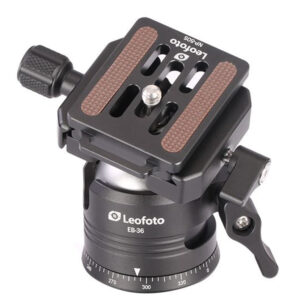 Leofoto EB-36 statiefkogelkop schuin bovenaanzicht met gemonteerde NP-50S plaat en frictieknoppen.