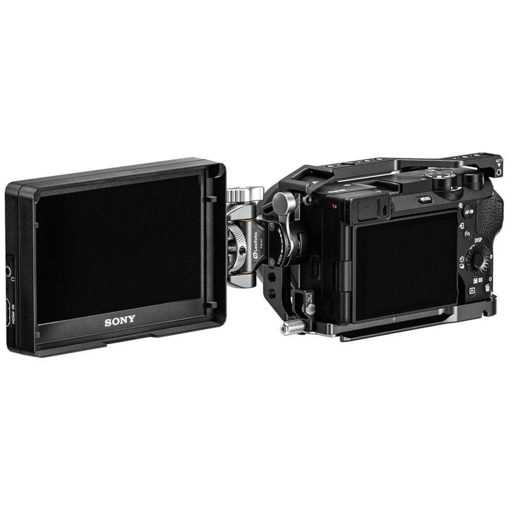Leofoto FM-01 monitorhouder gemonteerd tussen camera cage en externe monitor als verstelbare videomonitorsteun.