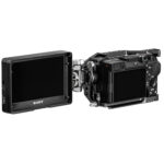 Leofoto FM-01 monitorhouder gemonteerd tussen camera cage en externe monitor als verstelbare videomonitorsteun.