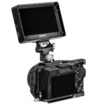 Leofoto FM-02 monitorhouder gemonteerd tussen camera cage en externe monitor als verstelbare videomonitorsteun.