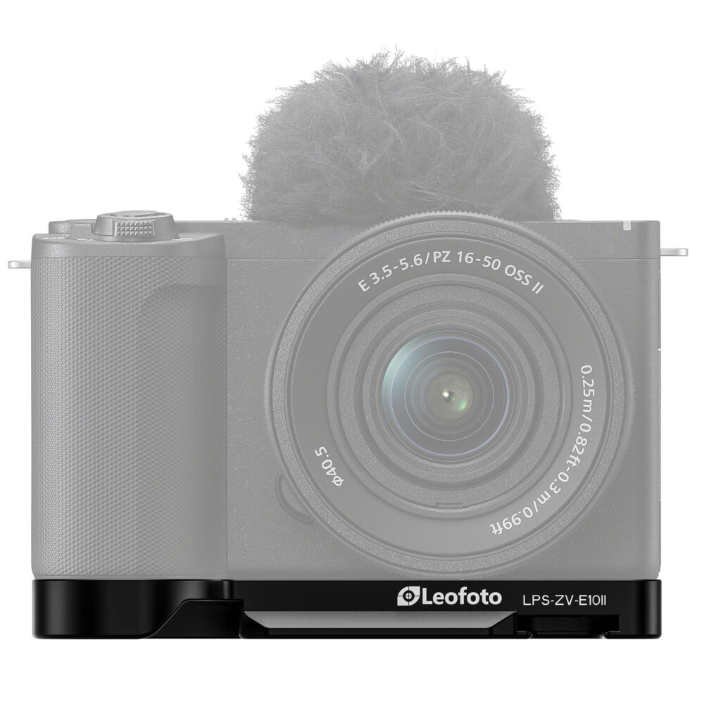 Leofoto LPS-ZV-E10II handgreep gemonteerd onder een Sony ZV-E10 II camera vooraanzicht met lens en microfoon.