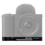 Leofoto LPS-ZV-E10II handgreep gemonteerd onder een Sony ZV-E10 II camera vooraanzicht met lens en microfoon.