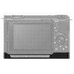 Leofoto LPS-ZV-E10II handgreep gemonteerd onder een Sony ZV-E10 II camera achteraanzicht met lcd-scherm en bedieningsknoppen.