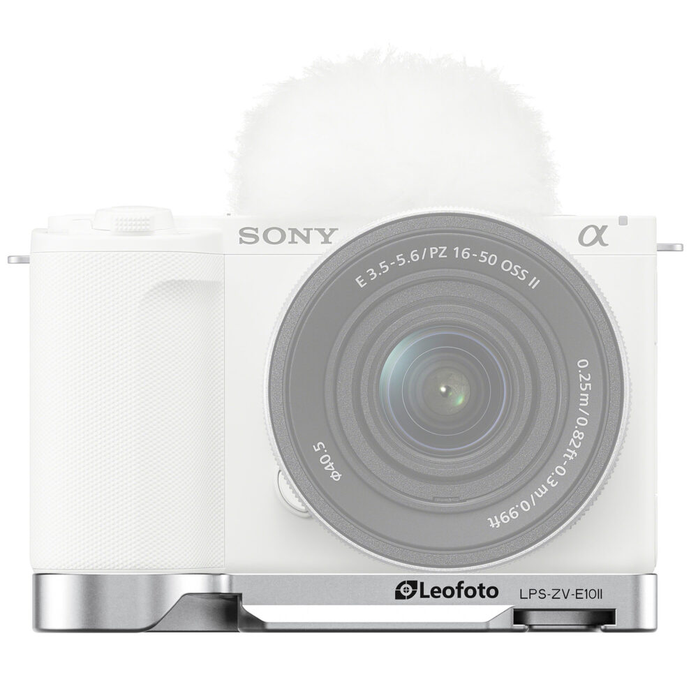 Leofoto LPS-ZV-E10II handgreep zilver gemonteerd onder een witte Sony ZV-E10 II camera vooraanzicht met lens.