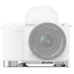 Leofoto LPS-ZV-E10II handgreep zilver gemonteerd onder een witte Sony ZV-E10 II camera vooraanzicht met lens.