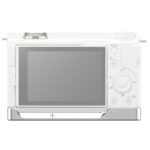 Leofoto LPS-ZV-E10II handgreep zilver gemonteerd onder een witte Sony ZV-E10 II camera achteraanzicht met lcd-scherm.