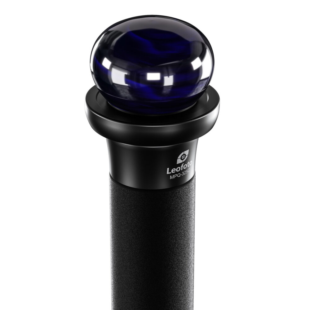 Leofoto CHG-01 knop blauwe bolknop gemonteerd op een carbon monopod als wandelstokgreep.