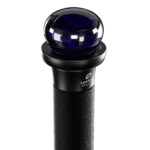 Leofoto CHG-01 knop blauwe bolknop gemonteerd op een carbon monopod als wandelstokgreep.