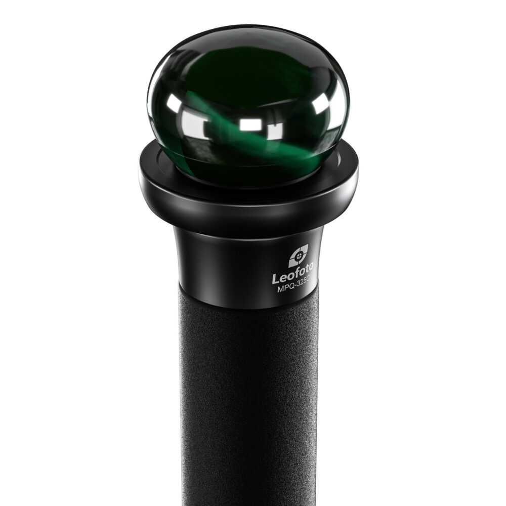 Leofoto CHG-01 knop groene bolknop gemonteerd op een carbon monopod als wandelstokgreep.