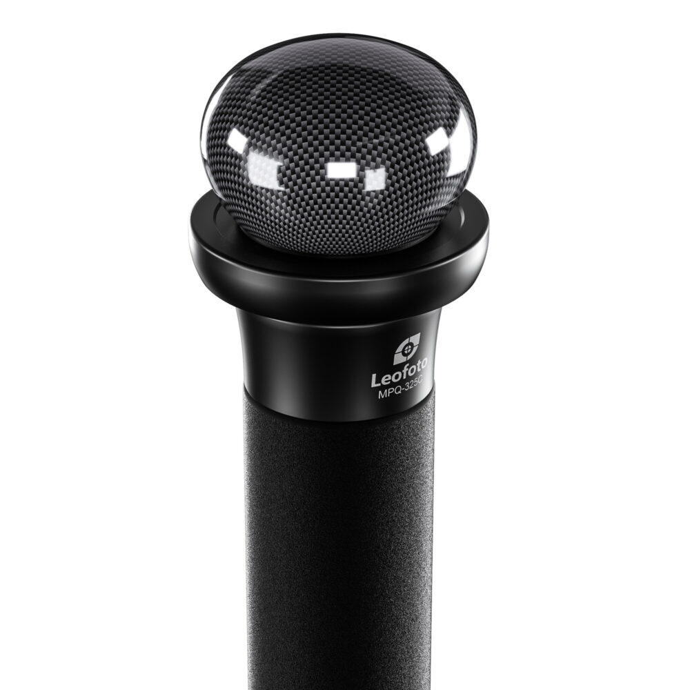 Leofoto CHG-01 knop bevestigd boven op eenbeenstatief als ergonomische handgreep in wandelstokconfiguratie.