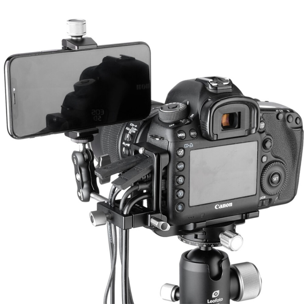Leofoto DA-1 kabelklem in gebruik op DSLR-videorig met smartphonehouder en meerdere veilig vastgeklemmde camerakabels.