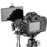 Leofoto DA-1 kabelklem in gebruik op DSLR-videorig met smartphonehouder en meerdere veilig vastgeklemmde camerakabels.