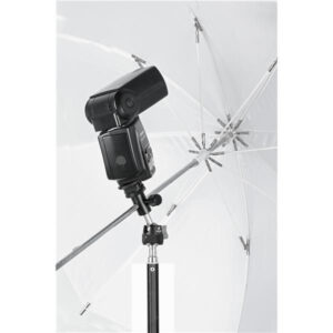 Leofoto CF-10 studio-parapluhouder in gebruik met transparante flitsparaplu en reportageflitser gemonteerd op statief in studiosetup.