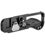 Leofoto LPF-X100VI handgreep onderaanzicht van basis met uitsparingen, anti-twist flenzen en draaischijf voor snelle montage.
