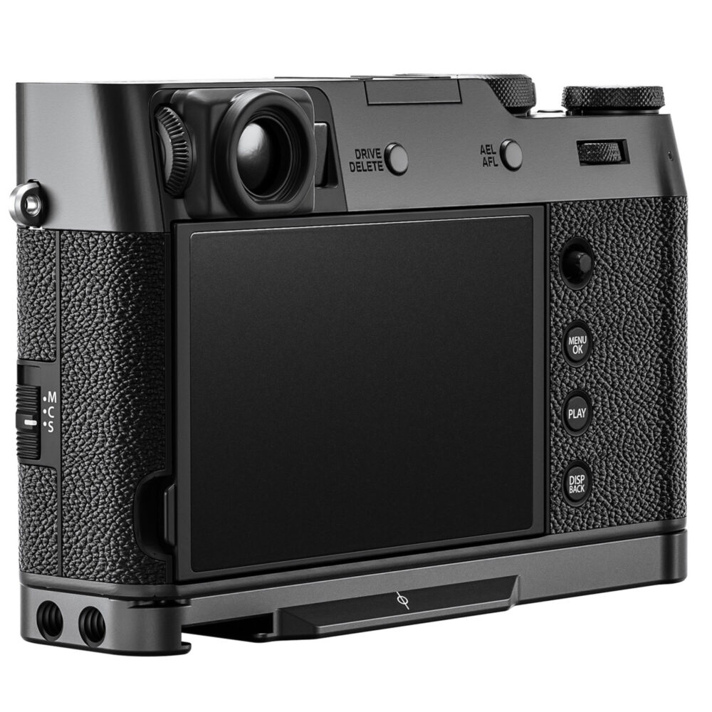 Leofoto LPF-X100VI handgreep gemonteerd onder een Fujifilm FinePix X100VI camera, achteraanzicht met lcd-scherm.