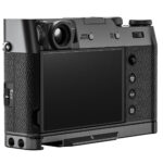 Leofoto LPF-X100VI handgreep gemonteerd onder een Fujifilm FinePix X100VI camera, achteraanzicht met lcd-scherm.