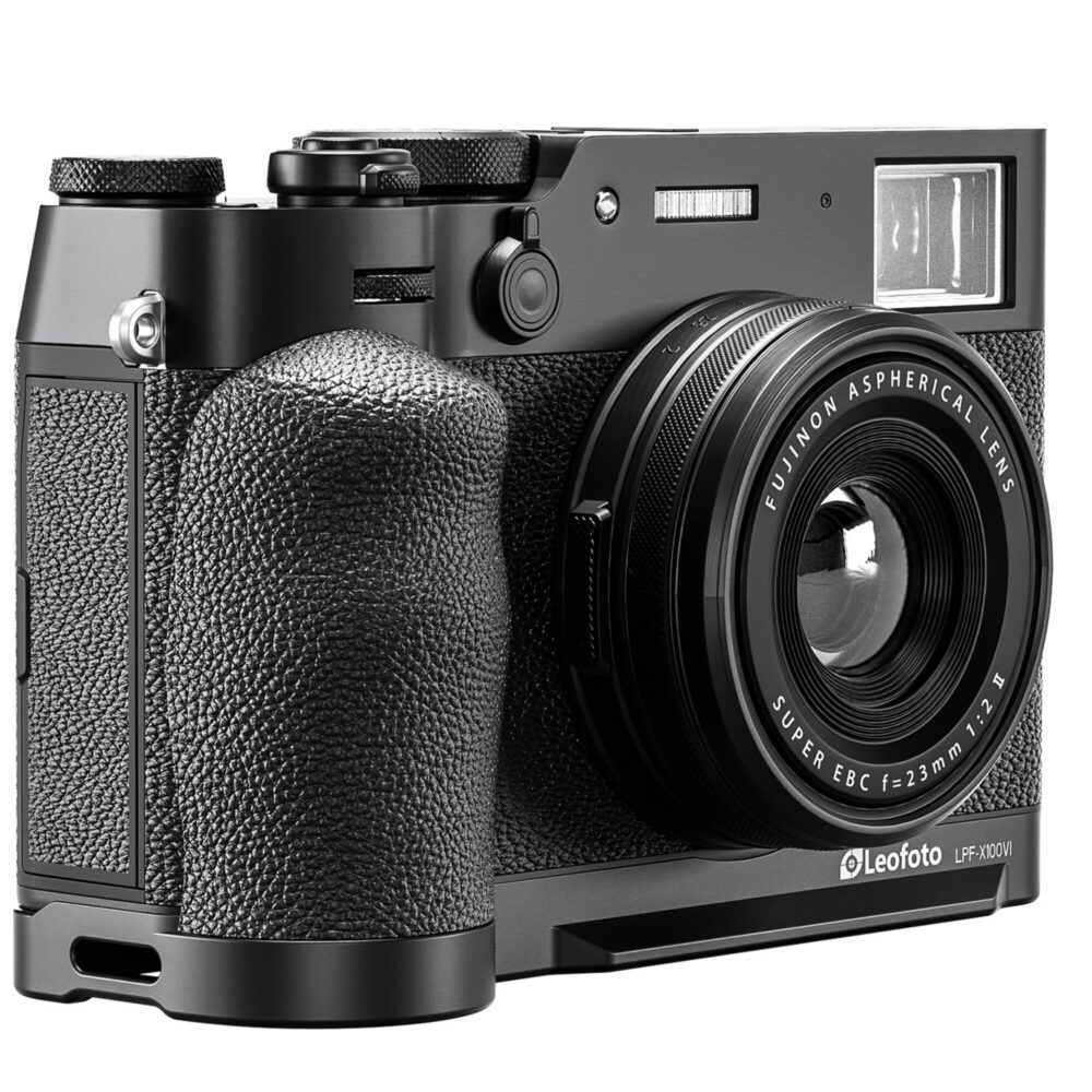 Leofoto LPF-X100VI handgreep gemonteerd onder een Fujifilm FinePix X100VI camera, vooraanzicht met lens en textuurgrip.